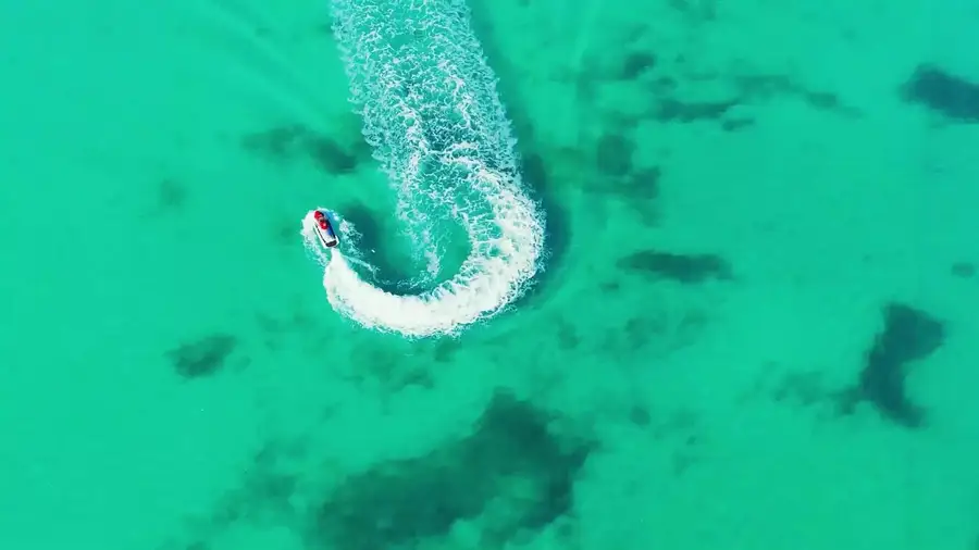 Jet ski sur le lagon turquoise